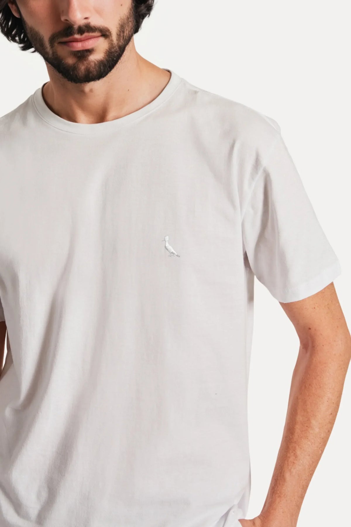 camiseta básica suspiro pica-pau bordado - branca