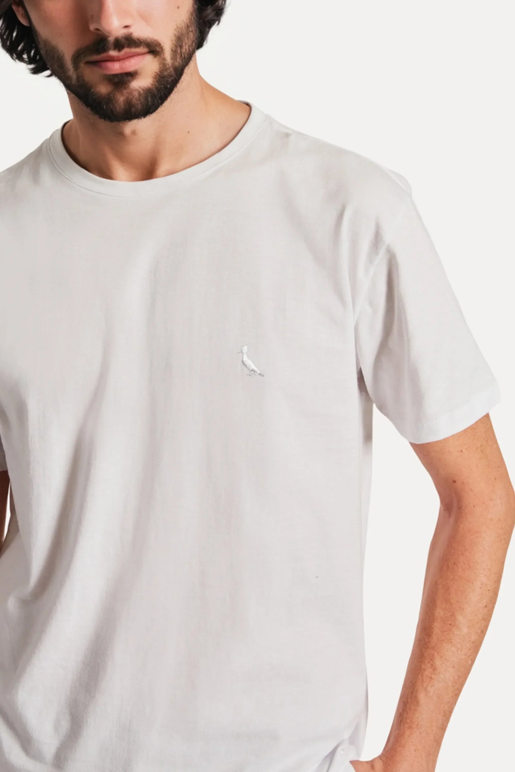 camiseta básica suspiro pica-pau bordado - branca