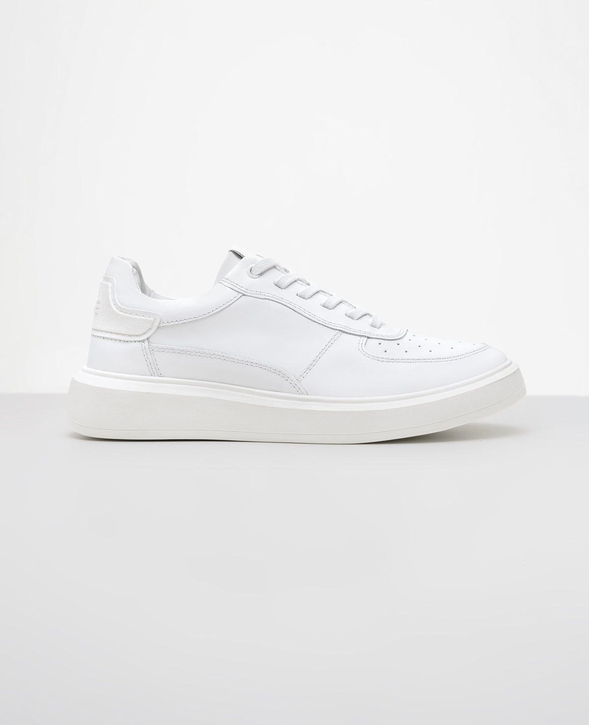 Tênis de Couro Branco Carrera
