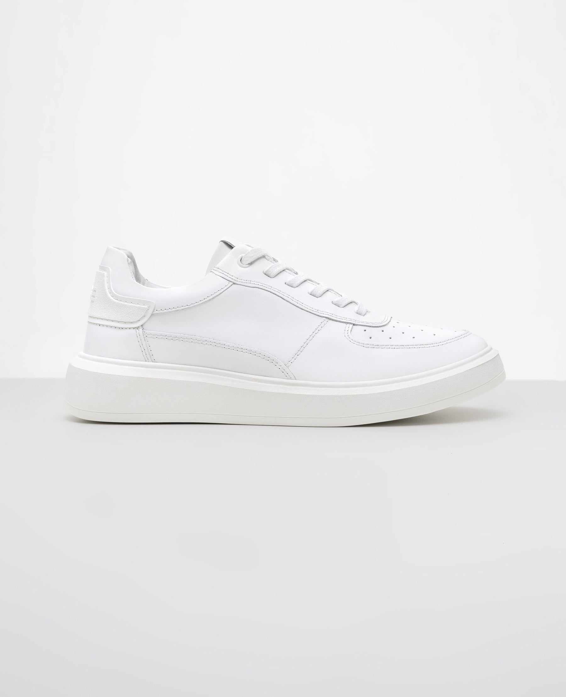 Tênis de Couro Branco Carrera