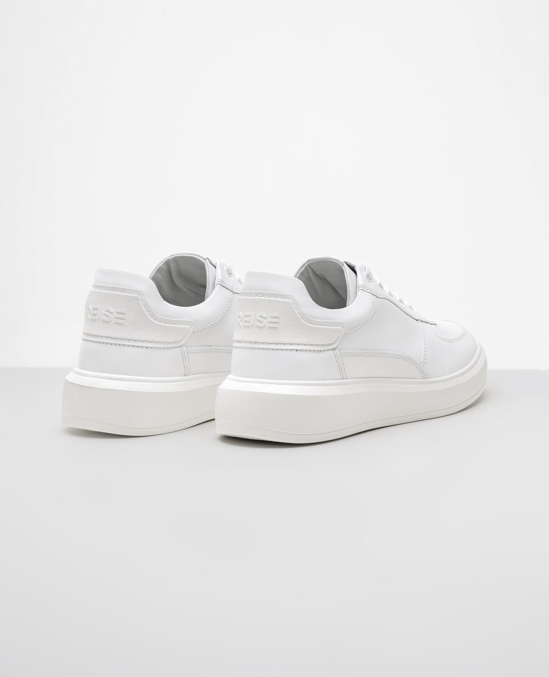 Tênis de Couro Branco Carrera