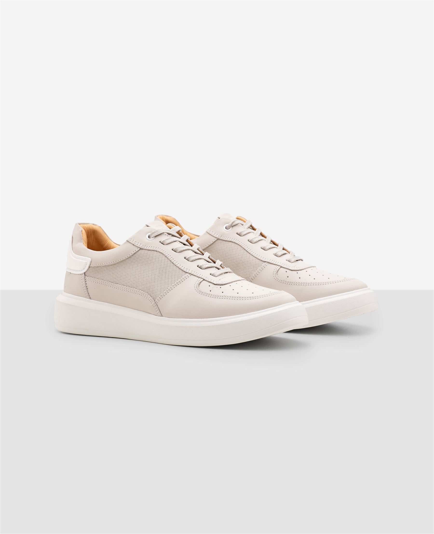 Tênis de Couro Off White Carrera