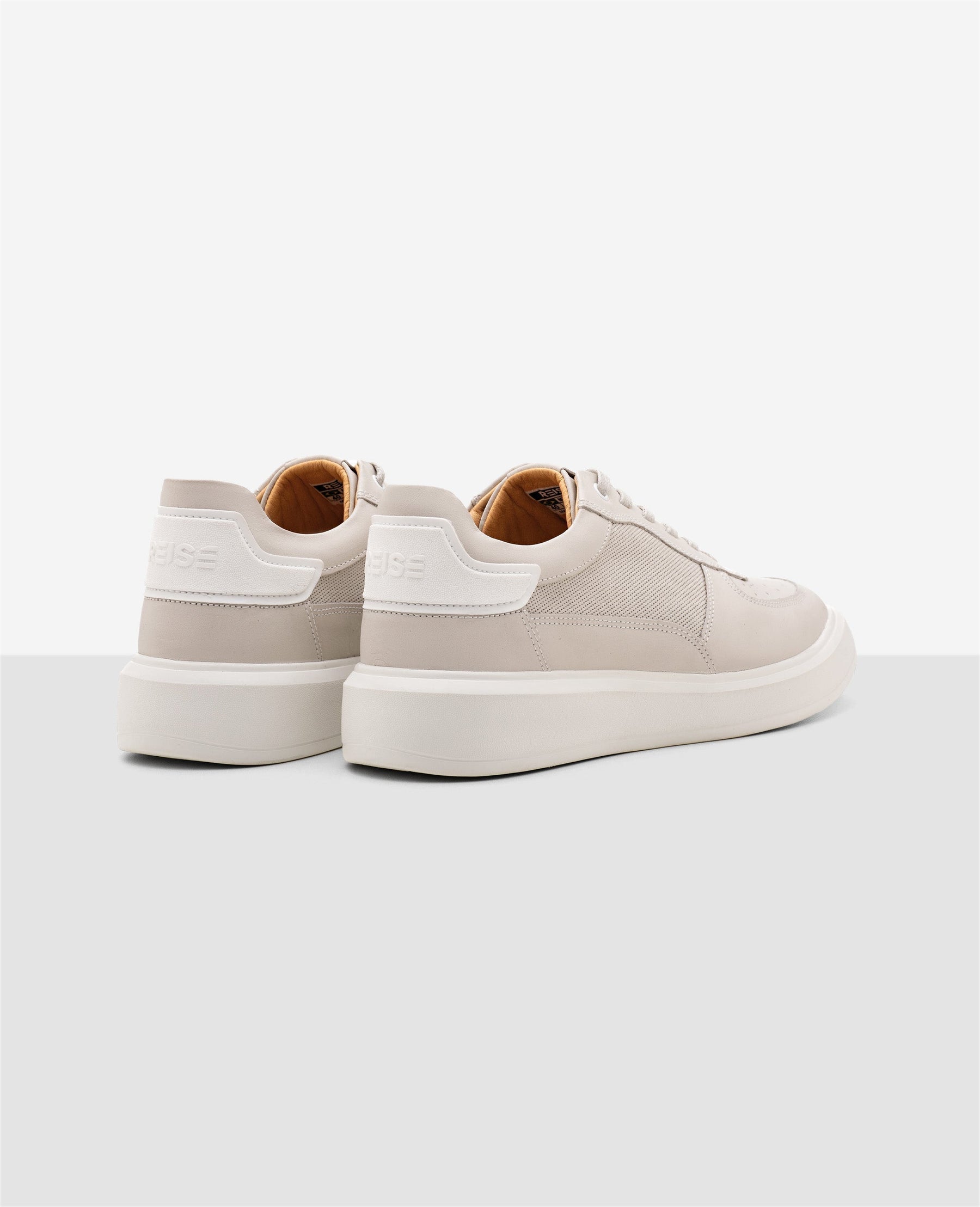 Tênis de Couro Off White Carrera
